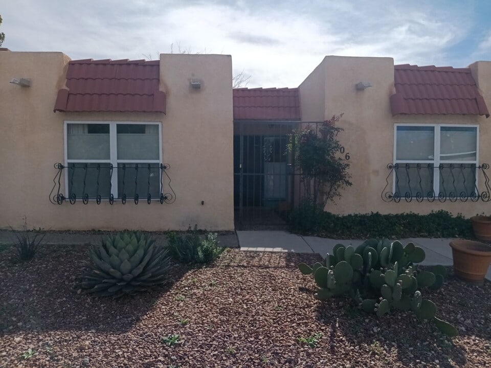 8506 Spain Rd NE in Albuquerque, NM - Building Photo
