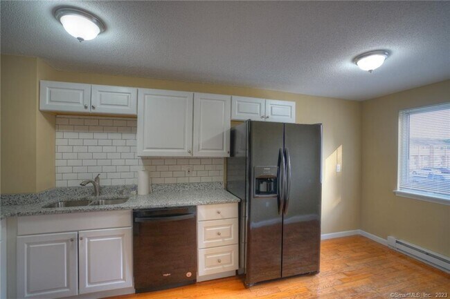 528 Shennecossett Rd in Groton, CT - Building Photo - Building Photo