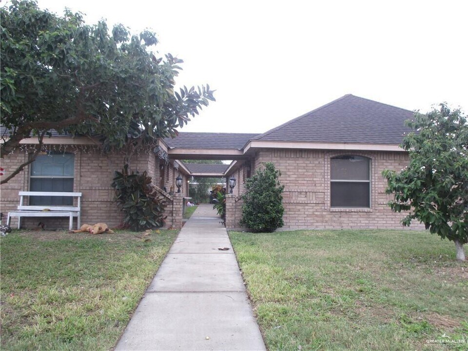 808 W Bronze Dr-Unit -D in Pharr, TX - Building Photo