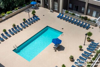 1079 Commonwealth Ave in Boston, MA - Building Photo - Building Photo