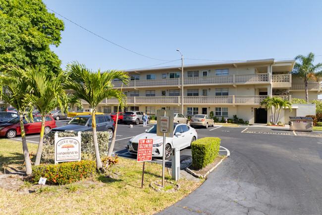 Gateway Square Condominiums in St. Petersburg, FL - Foto de edificio - Building Photo