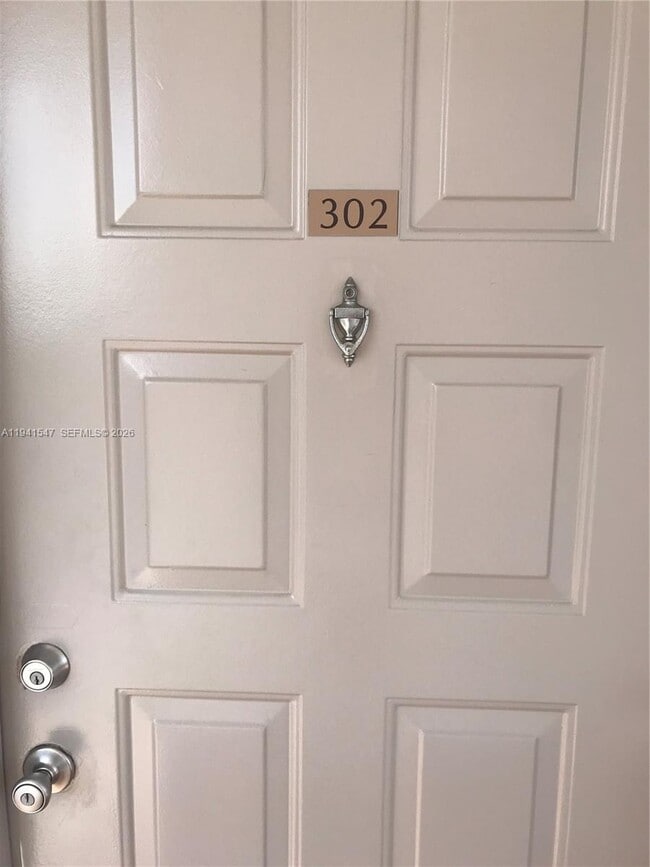 731 N Pine Island Rd in Plantation, FL - Foto de edificio - Building Photo