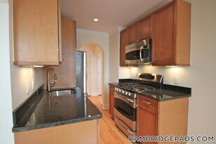 60 Brattle St, Unit 406 in Cambridge, MA - Building Photo