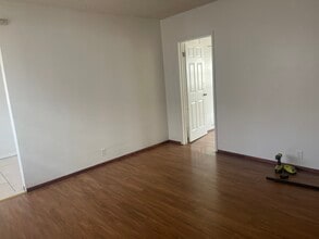 8921 Hunt Ave, Unit B in South Gate, CA - Foto de edificio - Building Photo
