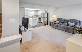 30 Azalea Cir in Elkton, MD - Foto de edificio - Building Photo