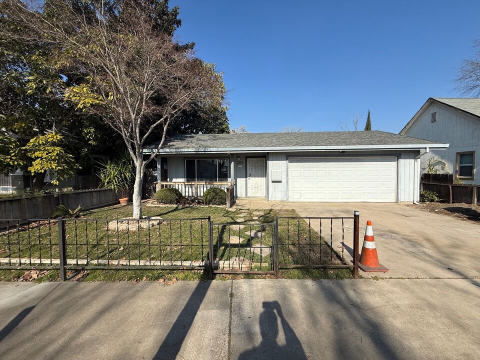 205 Flora St in Lodi, CA - Building Photo