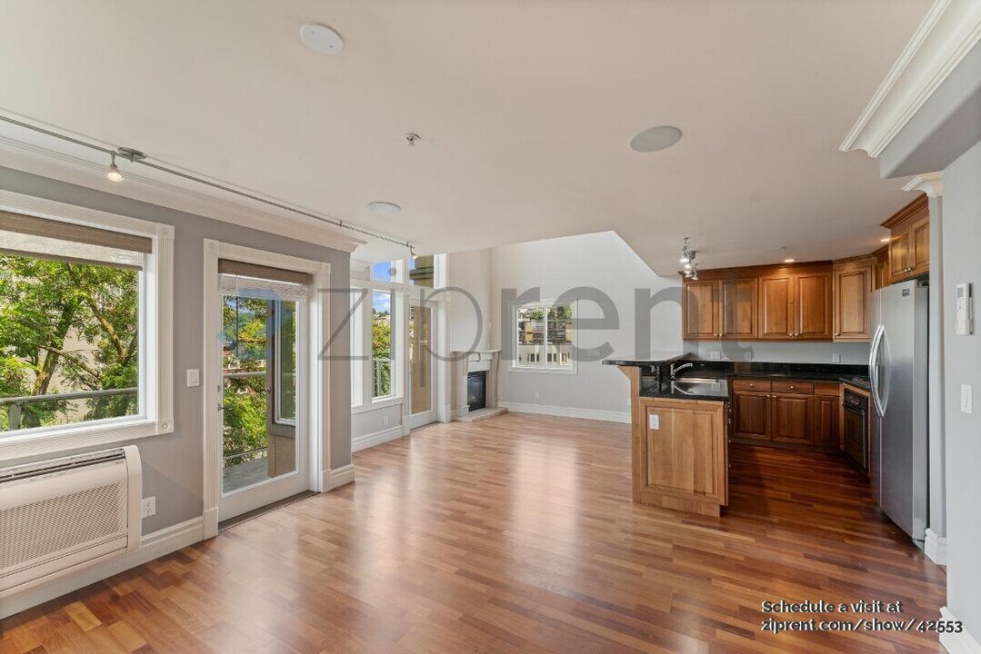 311 E Republican St in Seattle, WA - Building Photo