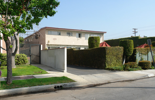 Acacia Courtyard in Glendale, CA - Building Photo - Building Photo