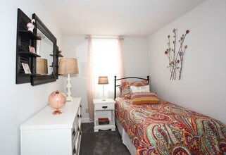 Hollinswood Townhouses in Baltimore, MD - Foto de edificio - Building Photo