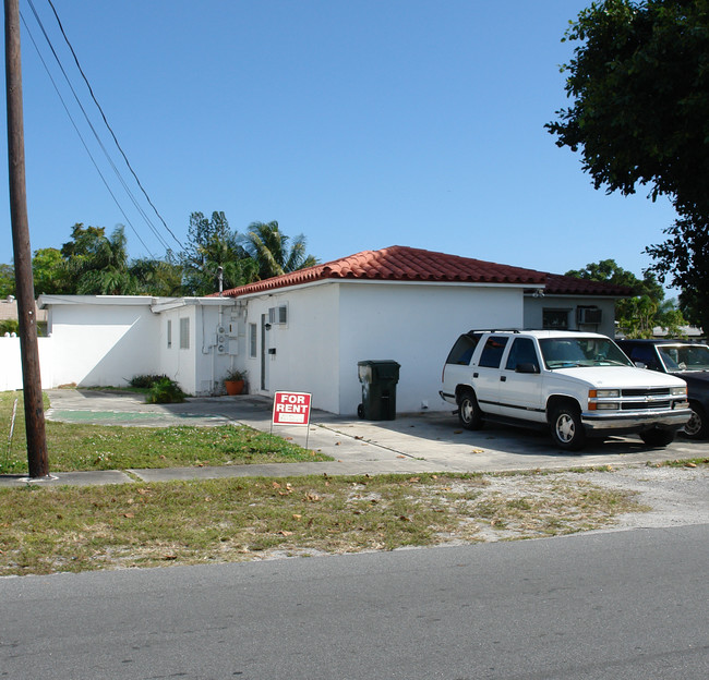 270-272 SW 14th St in Dania Beach, FL - Foto de edificio - Building Photo