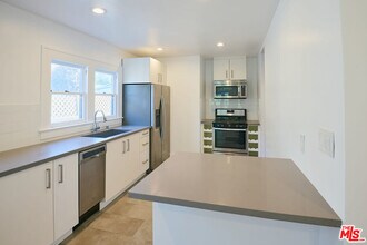 848 Venezia Ave in Los Angeles, CA - Building Photo - Building Photo
