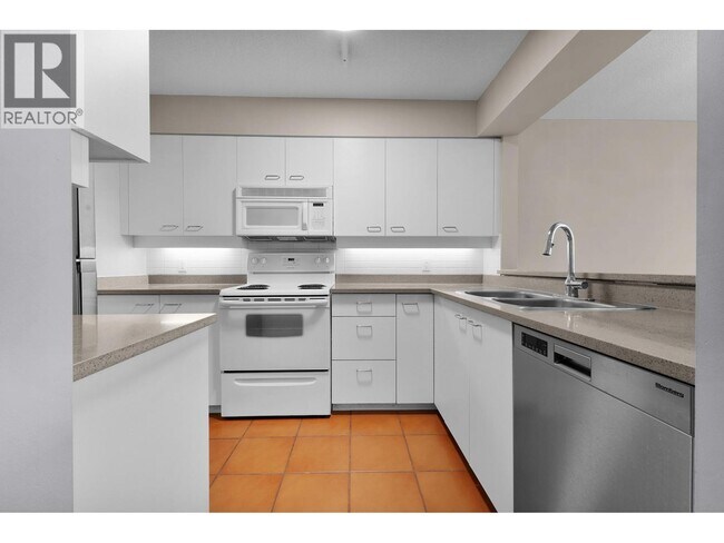 7380 Elmbridge Way in Richmond, BC - Building Photo - Building Photo