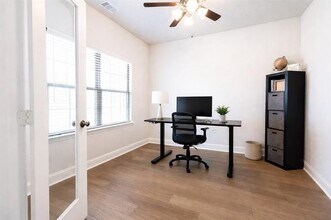 310 Saltmeadow Ln in Red Oak, TX - Foto de edificio - Building Photo