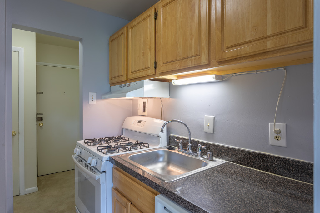 Wilson Towers Apartments in Oxon Hill, MD | ApartmentHomeLiving.com