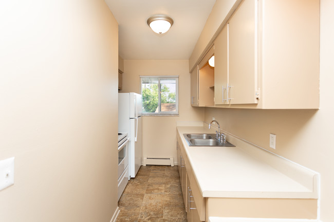 Country Club Apartments in Oregon, OH - Building Photo - Interior Photo