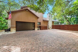 8120 SW 182nd St in Palmetto Bay, FL - Building Photo - Building Photo