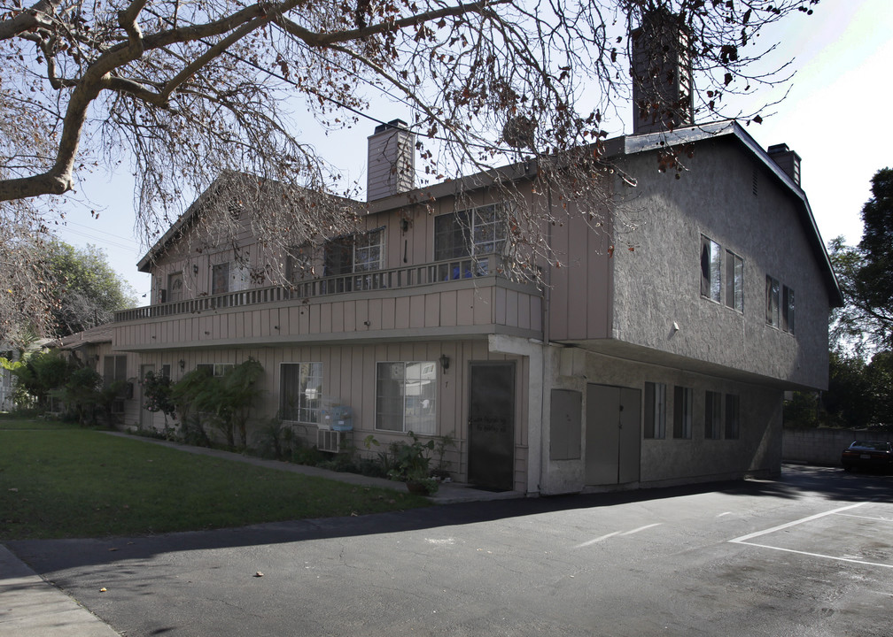 13740 Oxnard St in Van Nuys, CA - Building Photo