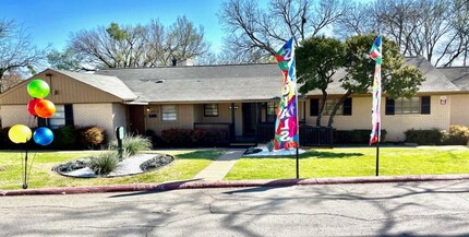 Landmark on the Valley Apartments in Dallas, TX - Foto de edificio - Building Photo