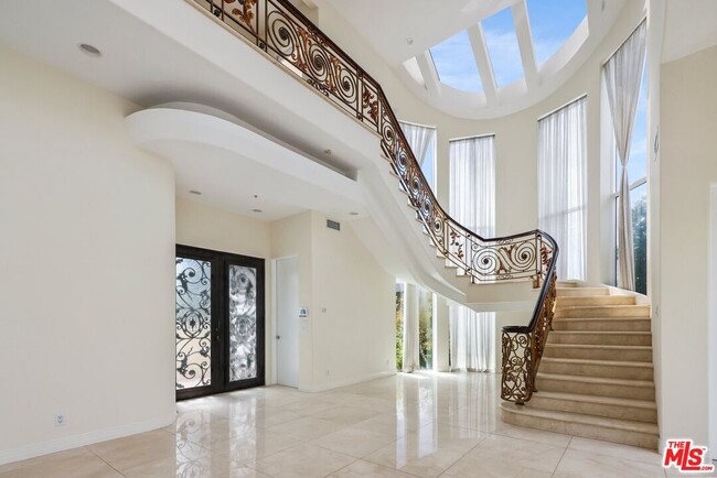 2470 Venus Dr in Los Angeles, CA - Foto de edificio - Building Photo