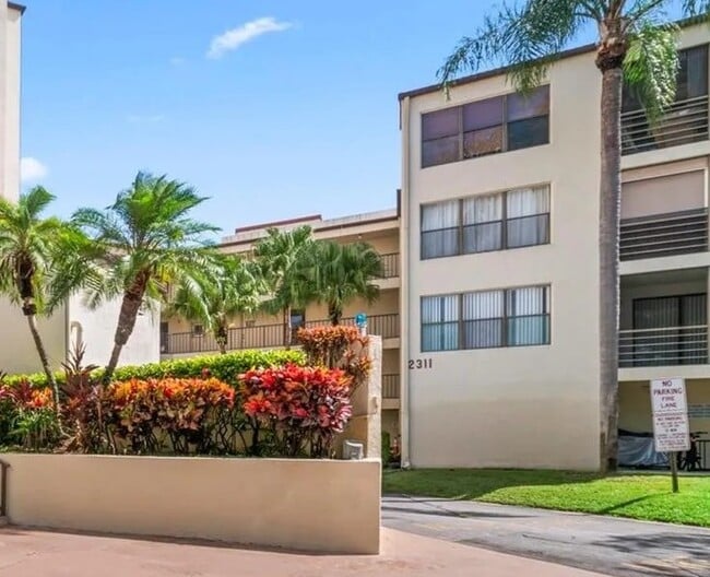 2311 S Cypress Bend Dr in Pompano Beach, FL - Building Photo - Building Photo