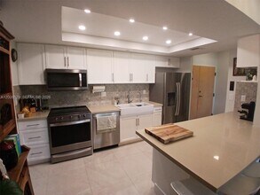 9805 NW 52nd St in Doral, FL - Building Photo - Building Photo