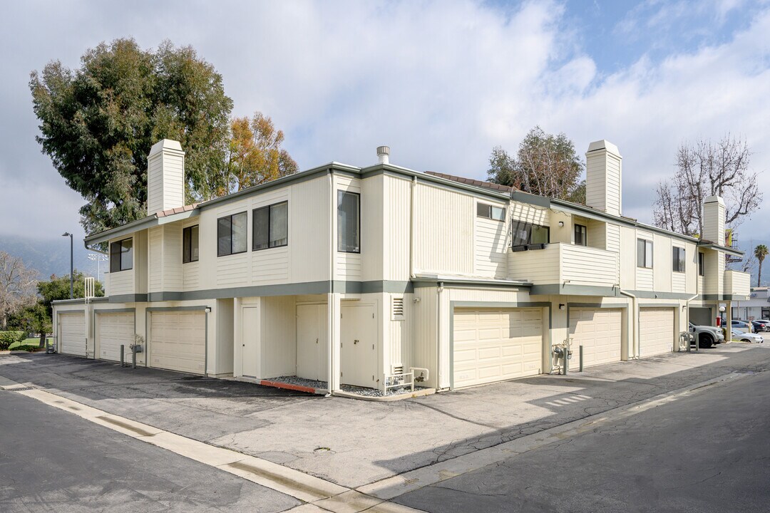 10475 Newhome Ave in Sunland, CA - Foto de edificio