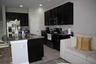 7022 Grand Elm Dr in Riverview, FL - Foto de edificio - Building Photo
