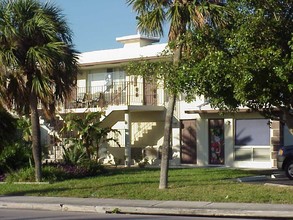 Hampton Place in Fort Lauderdale, FL - Building Photo - Building Photo