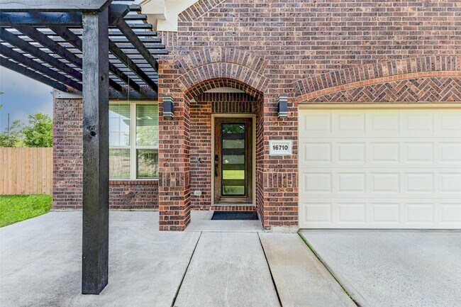 16710 Lake Prince Ln in Houston, TX - Building Photo - Building Photo