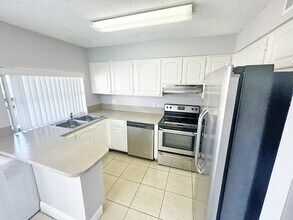 4411 Treehouse Ln in Tamarac, FL - Building Photo - Building Photo