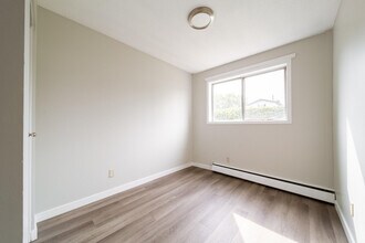 River Heights West in Edmonton, AB - Building Photo - Building Photo