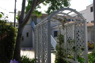 954 11th Street, in Santa Monica, CA - Building Photo - Building Photo