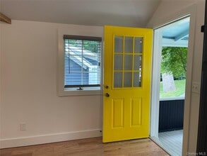 41 Chestnut Ave in East Setauket, NY - Building Photo - Building Photo