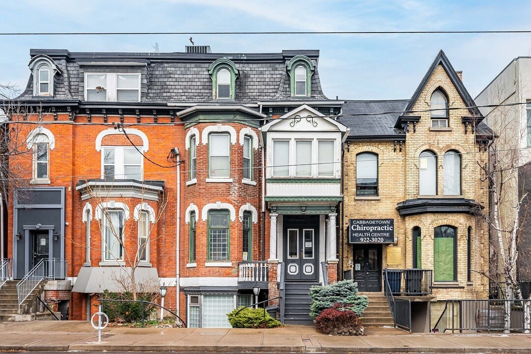 212 Carlton St. in Toronto, ON - Building Photo