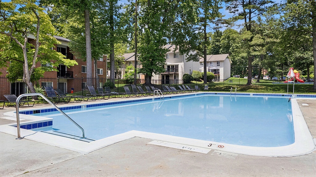 Oakfield Apartment Homes in Wheaton, MD - Building Photo