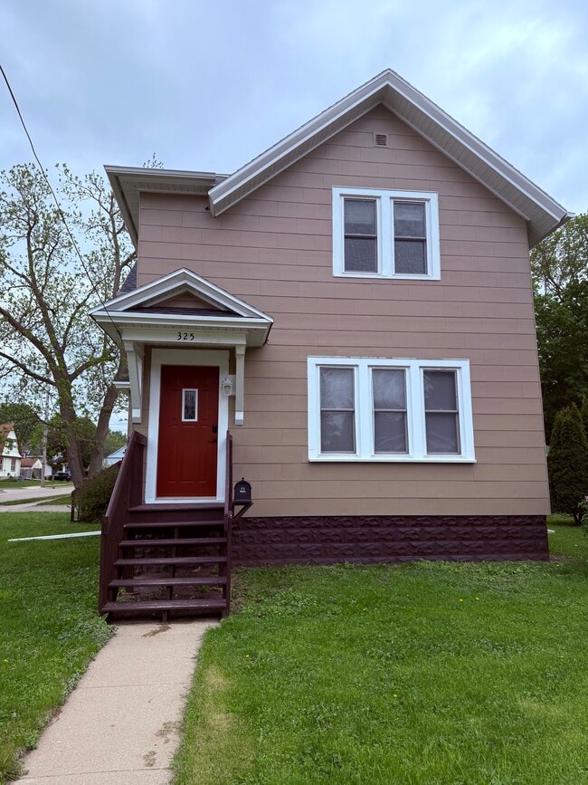 325 E Lincoln Ave, Unit 2 in Oshkosh, WI - Building Photo - Building Photo