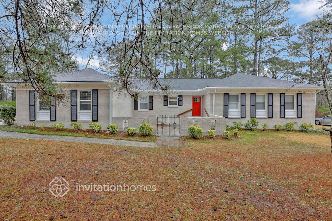 1910 S Deshon Rd in Lithonia, GA - Building Photo