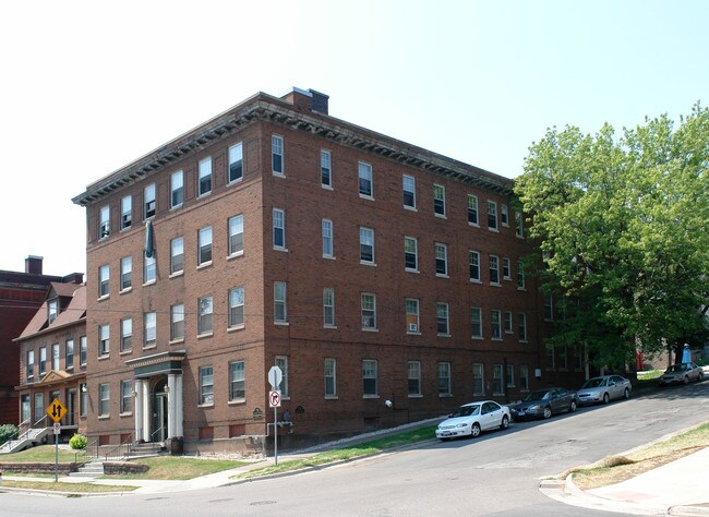 Birkshire in Duluth, MN - Foto de edificio - Building Photo