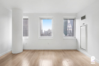 70 W 45th St in New York, NY - Building Photo - Building Photo