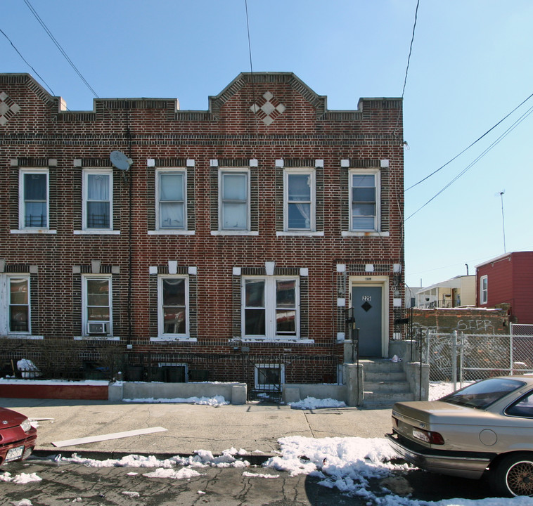 225 Atkins Ave in Brooklyn, NY - Building Photo