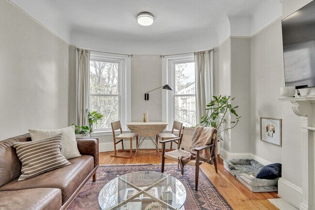 1874 Beacon St, Unit 3 in Brookline, MA - Building Photo - Building Photo