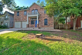 2423 Falcon Dr in Round Rock, TX - Foto de edificio - Building Photo