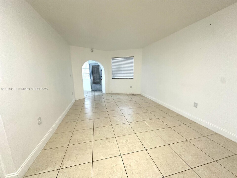 1723 NE Miami Gardens Dr in Miami, FL - Building Photo