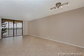 111 Lake Emerald Dr in Oakland Park, FL - Building Photo - Building Photo