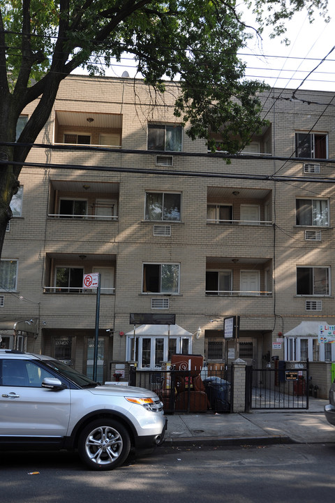 132-40 41st Ave in Flushing, NY - Foto de edificio