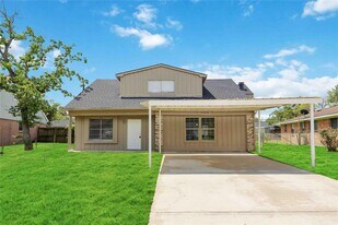 17210 Woodburn Dr in Houston, TX - Building Photo