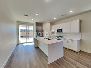 553 Silverbell Fls Pl in Henderson, NV - Building Photo - Building Photo