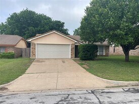 7420 Meadow Creek Dr in Fort Worth, TX - Building Photo