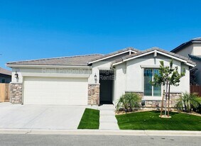 1046 Lindsay Ln in Clovis, CA - Building Photo