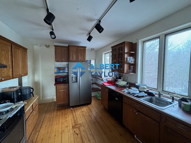 53 Lawn St, Unit 2